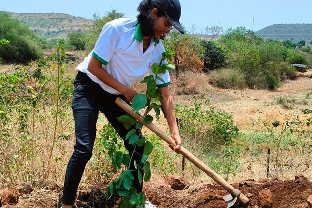 volunteer-planting-2