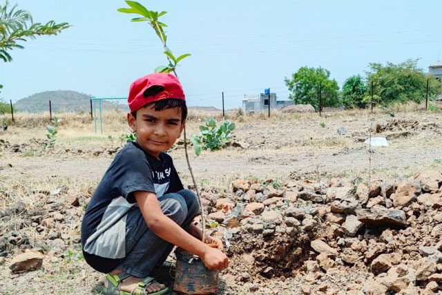 young-volunteers-planting