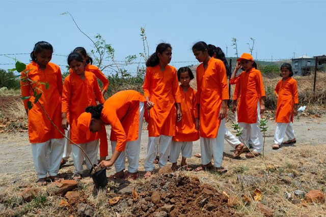 young-volunteers-planting-t